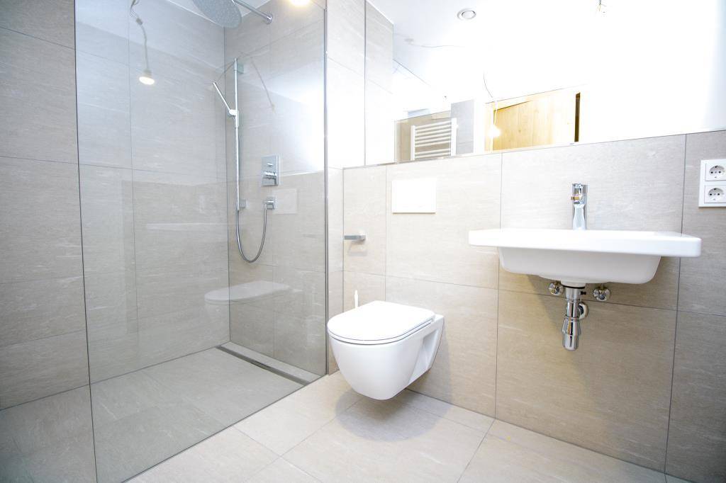 Bad mit Dusche und WC