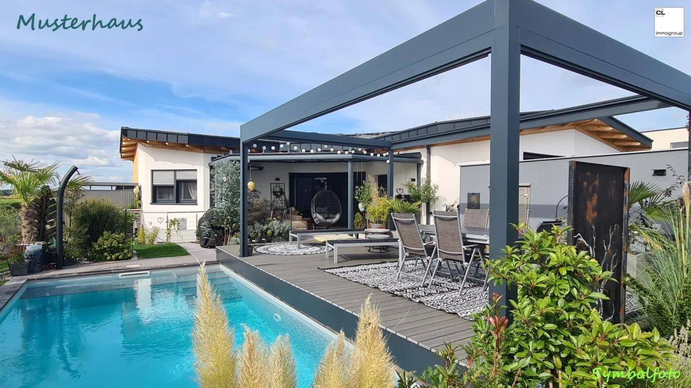 Moderne Terrasse mit Pool, Pergola und Essbereich im Freien unter blauem Himmel.
