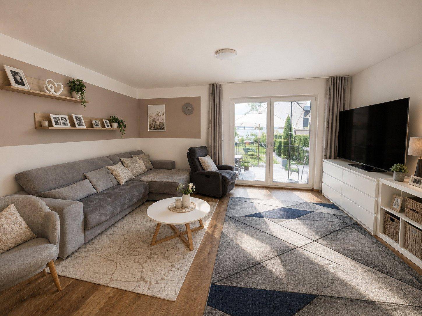 Helles Wohnzimmer mit gemütlicher Couch, Holzboden und Zugang zu einem gepflegten Gartenbereich.