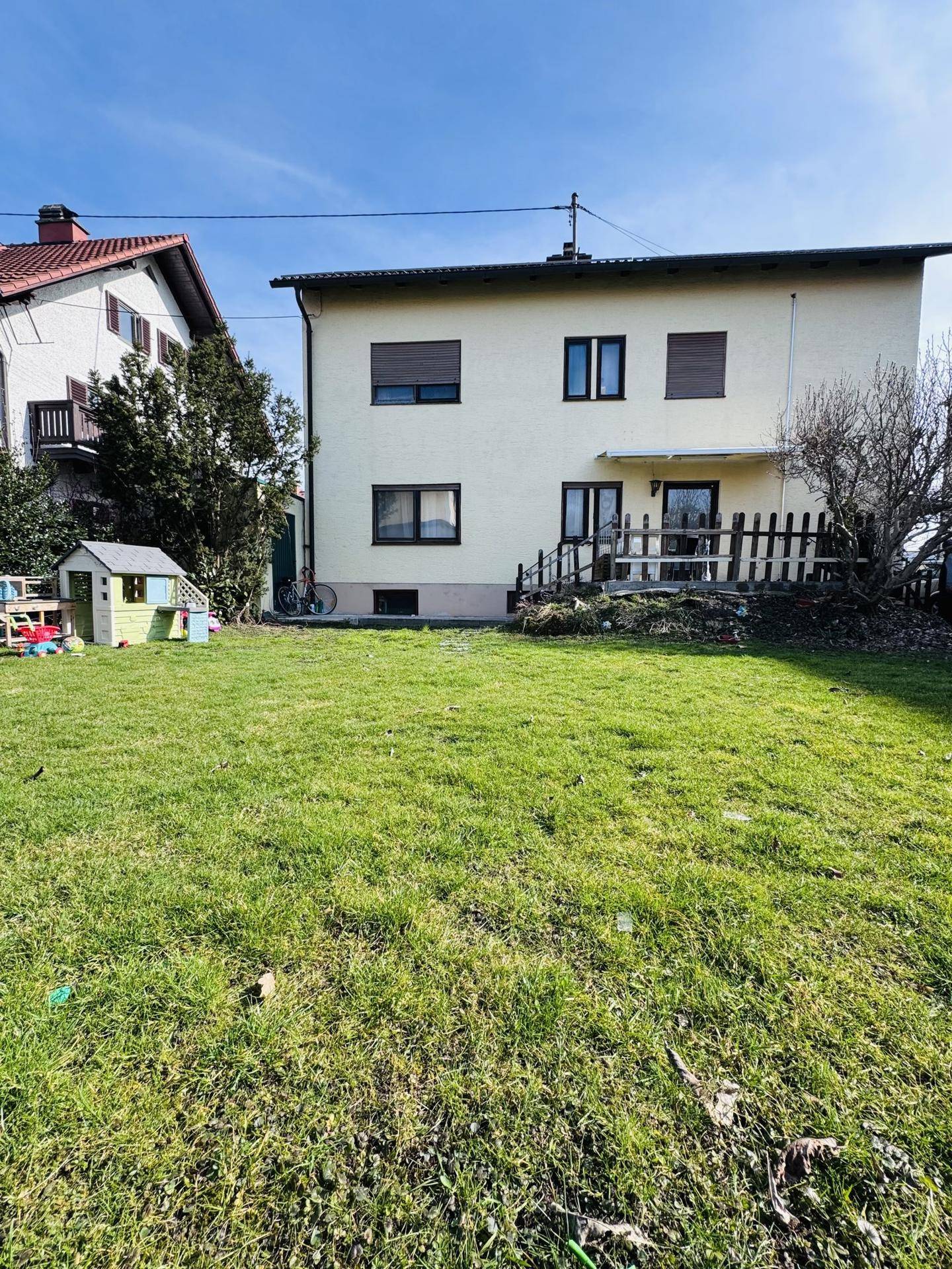 Attraktives Zweifamilienhaus mit zwei vermieteten Wohnungen und neuer Luftwärmepumpe - Widok 4