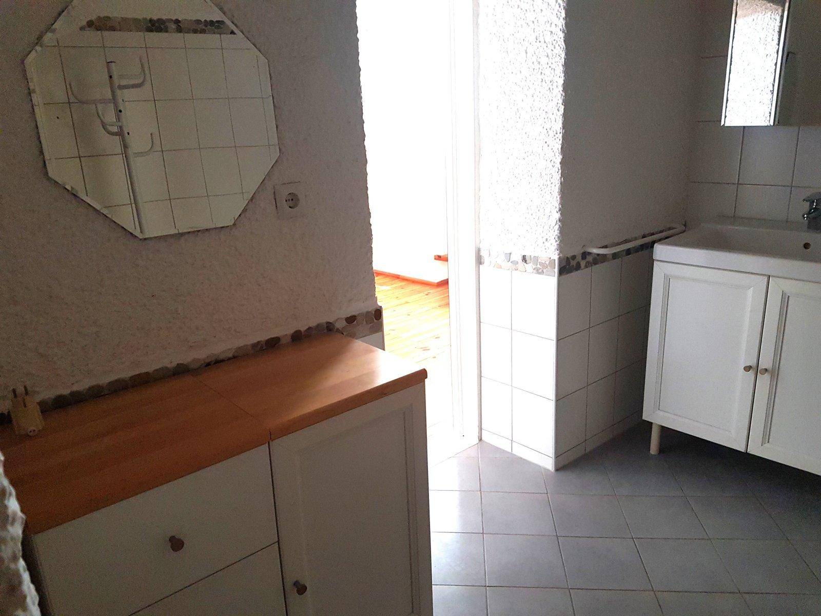Eingangsbereich oder Flur mit Fliesenboden, Spiegelschrank und Zugang zu weiteren Räumen.