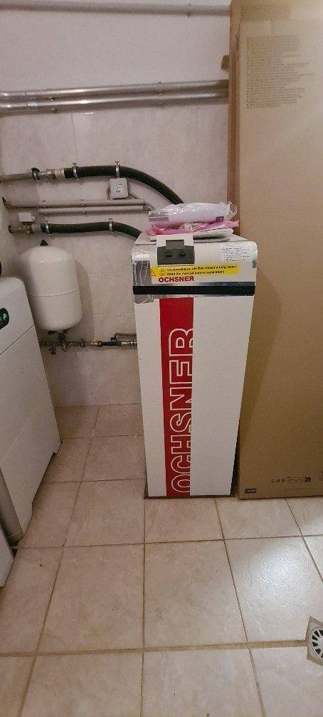 Technikraum mit Ochsner-Wärmepumpe oder Wasseraufbereitungsanlage.