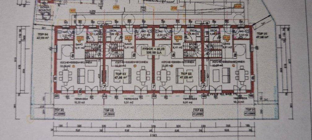Grundriss des Erdgeschosses mit mehreren Wohneinheiten, offenem Wohnbereich und Terrassenzugang.