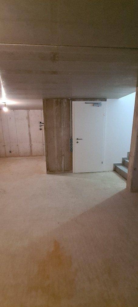 Unfertiger Kellerraum mit Betonwänden und -decke, der viel Potenzial für Ausbau bietet.