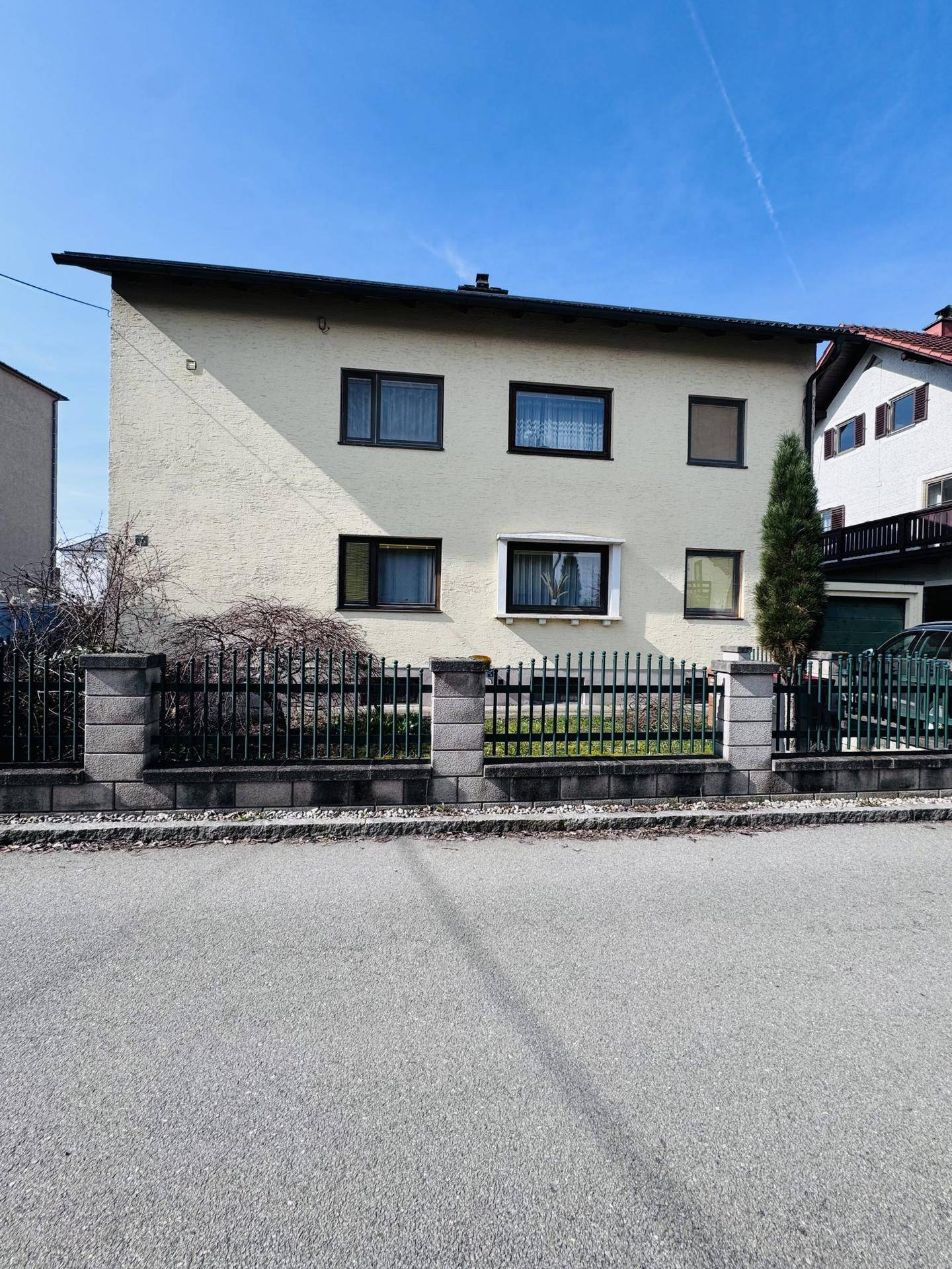 Attraktives Zweifamilienhaus mit zwei vermieteten Wohnungen und neuer Luftwärmepumpe - Widok 2