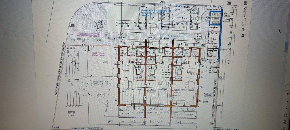 Grundriss des Erdgeschosses mit mehreren Wohneinheiten und Terrassenzugang.
