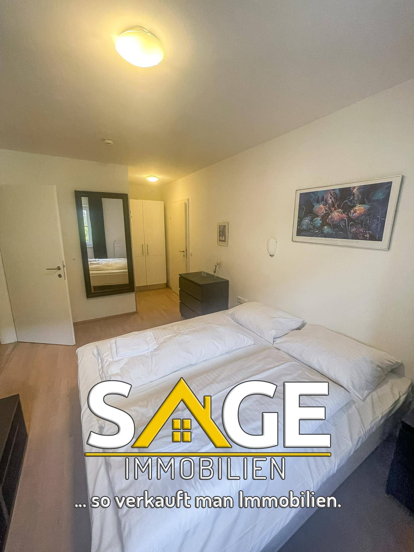 Helles Schlafzimmer mit Doppelbett, Spiegelschrank und schlichtem Design.