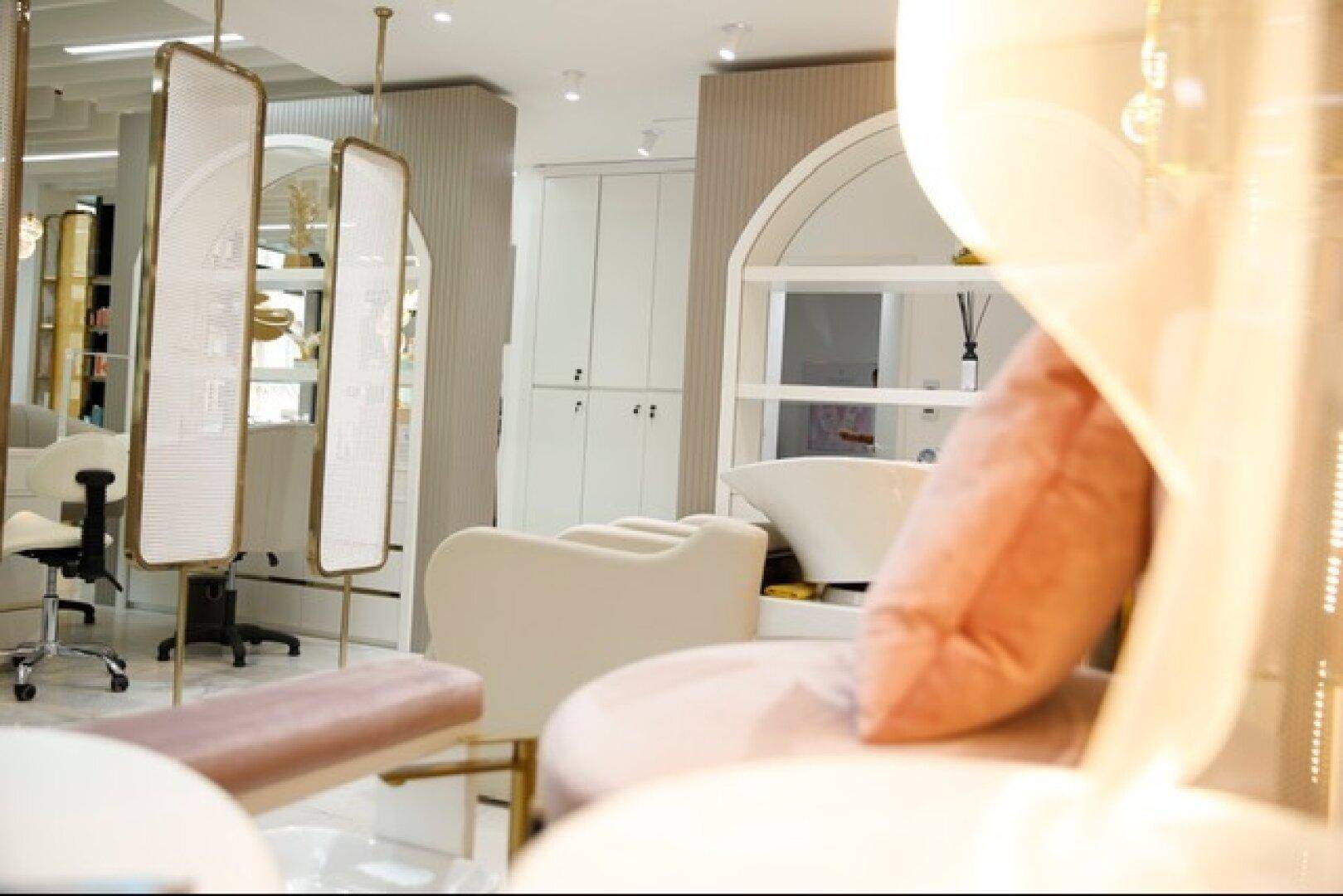 Detailansicht eines luxuriösen Salonbereichs mit bequemen Stühlen, dekorativen Trennwänden und eleganten Bögen.
