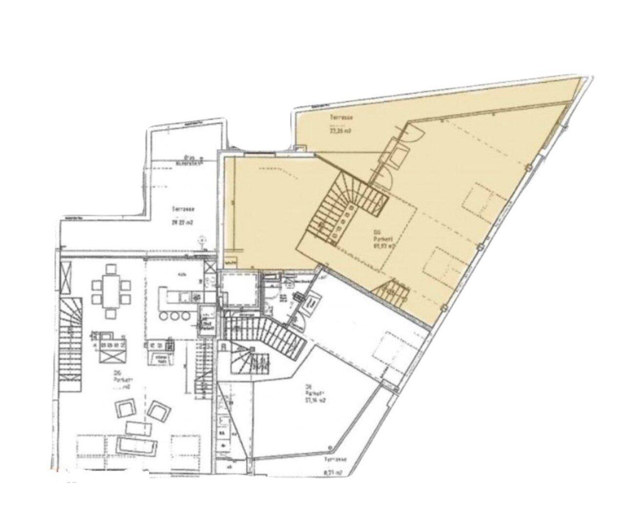 Grundrissplan mit offenem Wohn- und Essbereich, integrierter Küche und mehreren Terrassen.