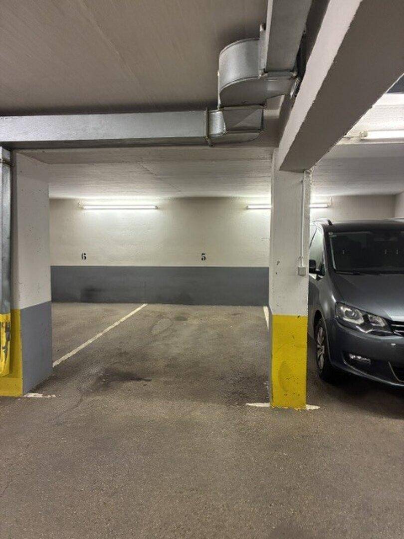 Geräumige Tiefgarage mit nummerierten Stellplätzen und guter Beleuchtung.