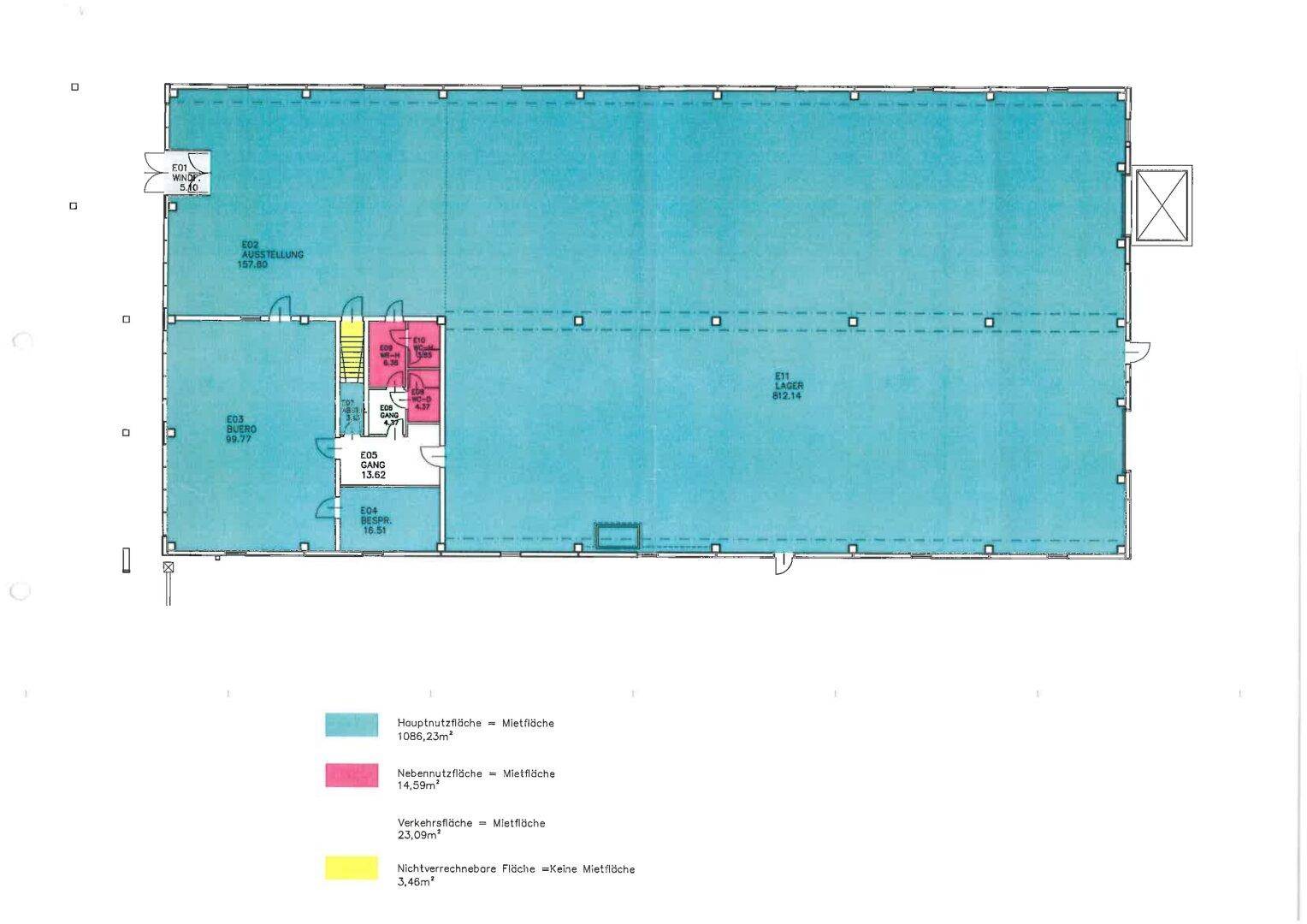 Grundriss des Erdgeschosses mit offener Gestaltung und großen Fensterflächen.