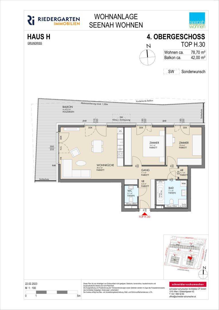 Grundriss einer Wohnung mit Wohnküche, zwei Zimmern, Bad, separatem WC und großem Balkon.