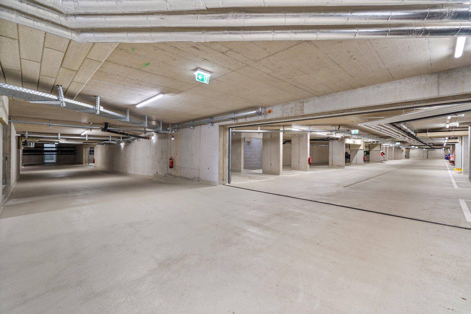 Geräumige Tiefgarage mit vielen Stellplätzen und moderner Beleuchtung.