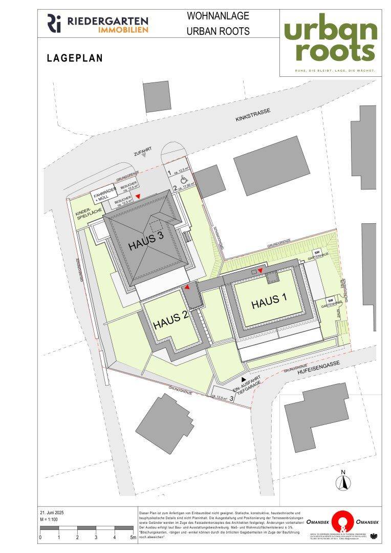 Lageplan der Wohnanlage mit drei Gebäuden, Tiefgaragenzufahrt und umliegenden Straßen.