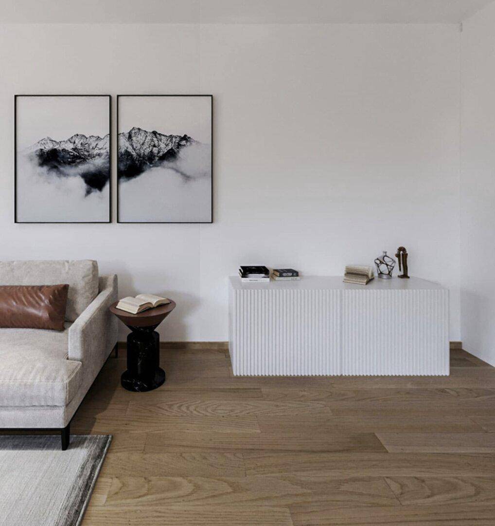 Helles Wohnzimmer mit modernem Sofa, weißem Sideboard und Holzboden, dekoriert mit Berglandschaftsbildern.