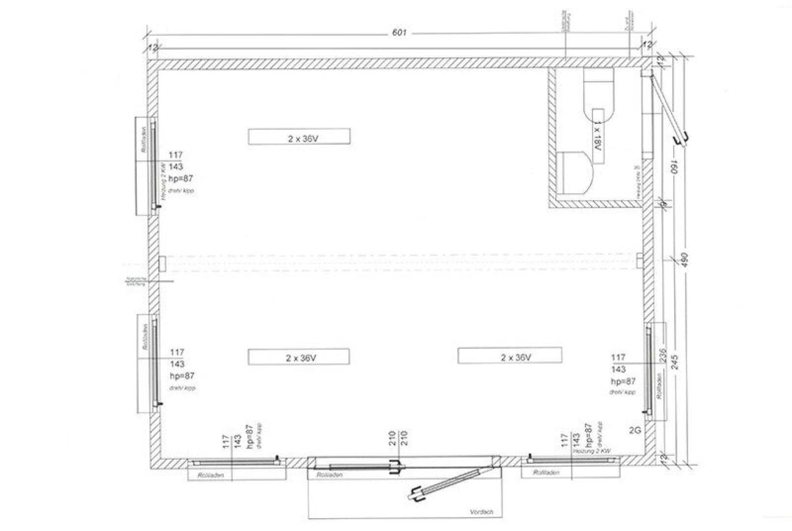 Grundriss des Containergebäudes mit offenem Bereich und separatem WC, inklusive Maßangaben.
