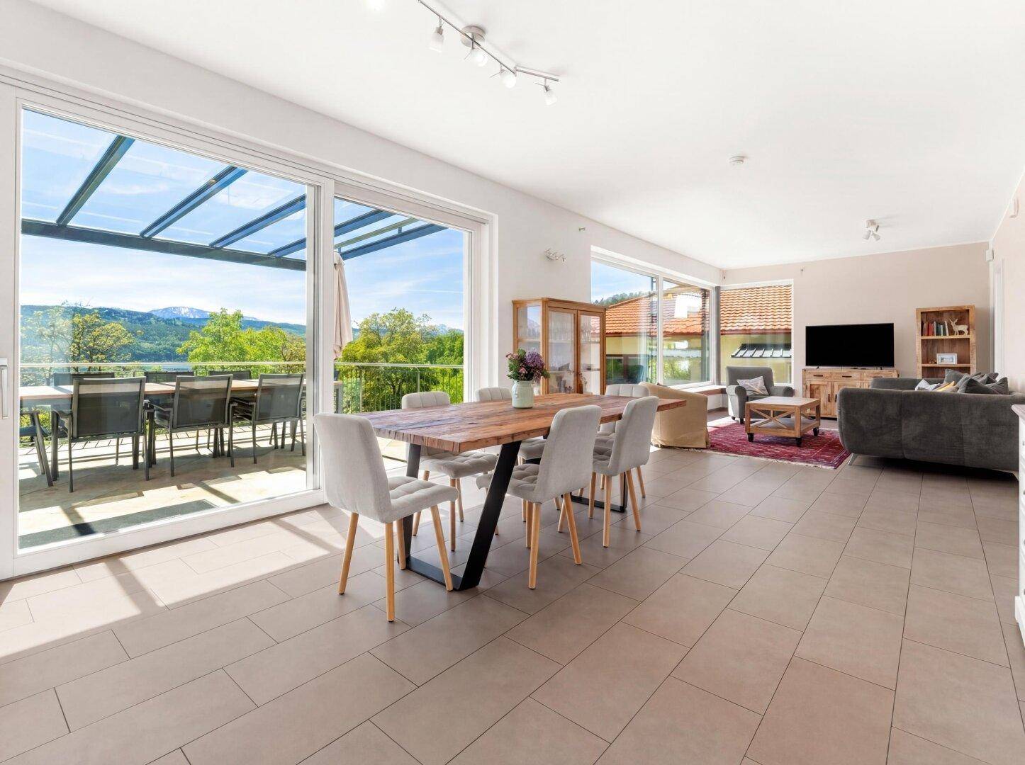 Geräumiger Wohn- und Essbereich mit Zugang zur Terrasse und Panoramablick.