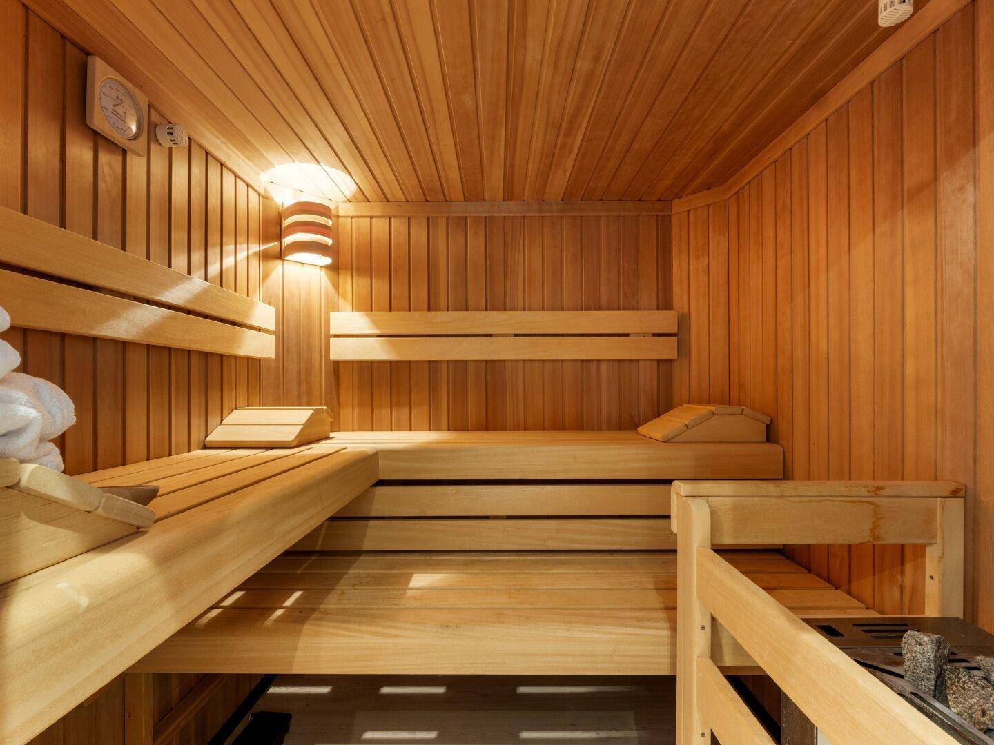 Traditionelle Holzsauna mit mehreren Bänken für Entspannung und Wohlbefinden.