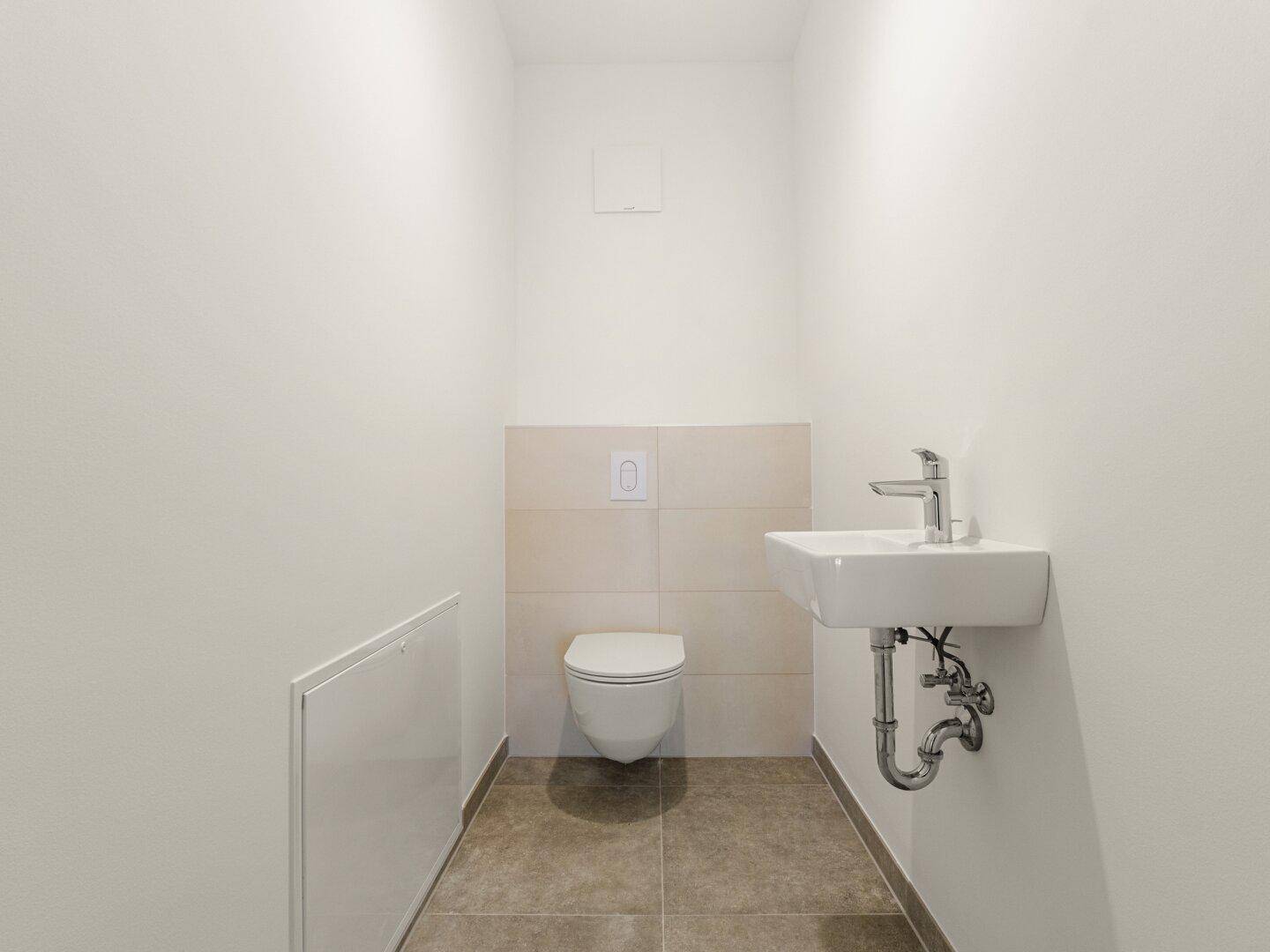 Kleines Gäste-WC mit wandhängendem WC, Waschbecken und modernen Fliesen.