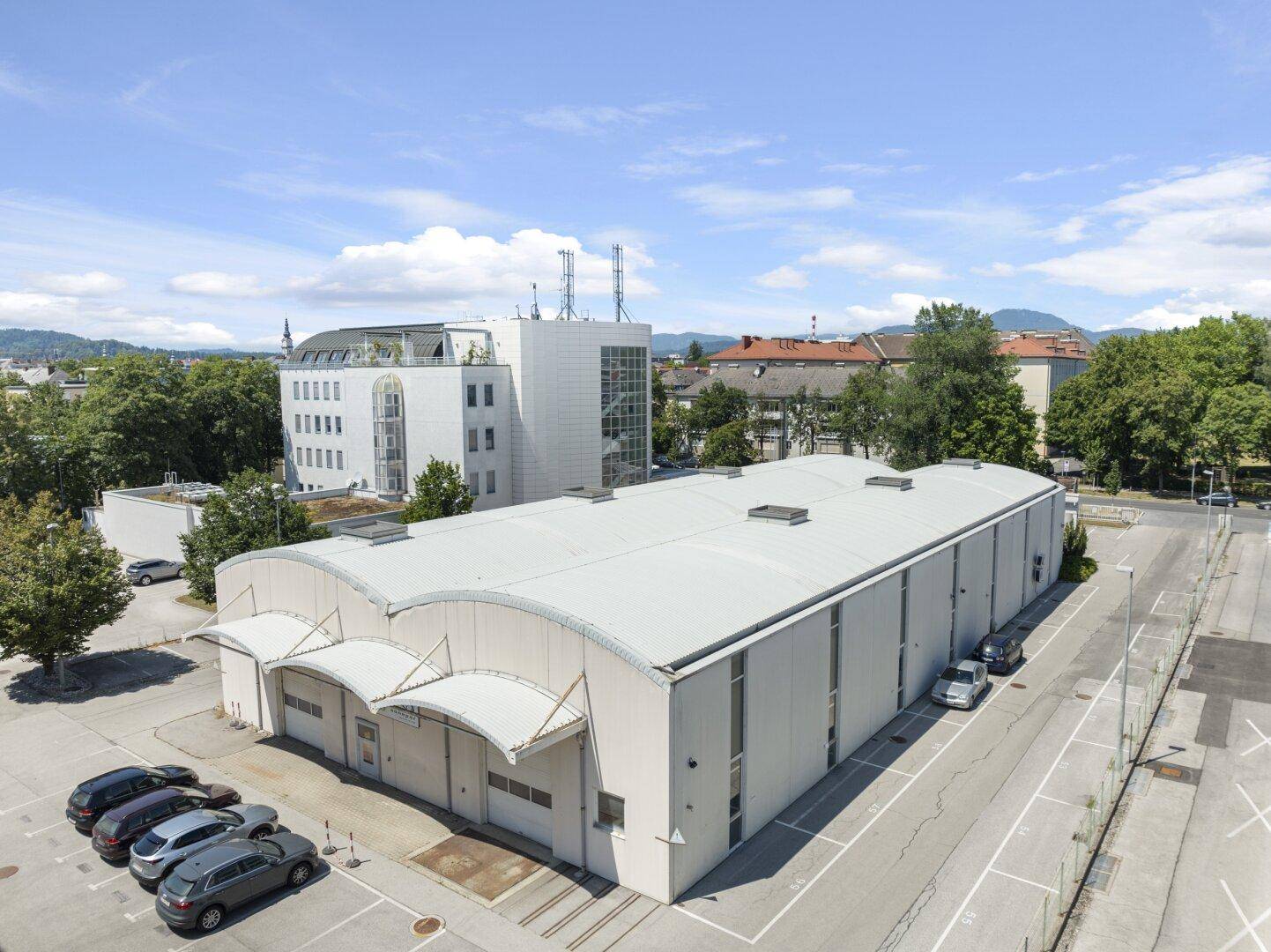 Übersicht des Gewerbekomplexes mit großem Lagergebäude und angrenzendem Bürogebäude.