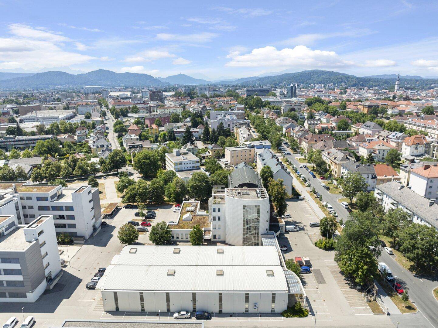 Panoramische Luftaufnahme der städtischen Umgebung mit dem Gebäudekomplex und weitem Horizont.