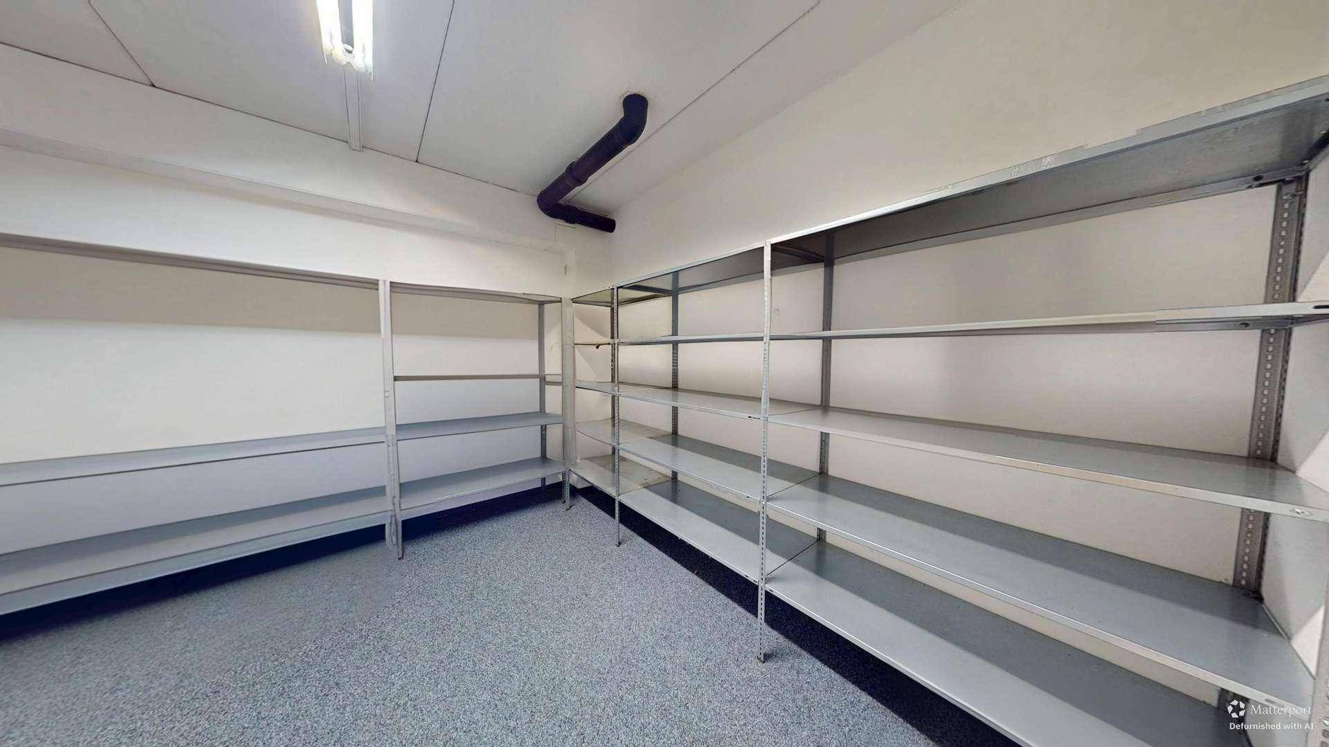 Praktischer Lagerraum mit robusten Metallregalen, ideal für die Organisation von Vorräten.