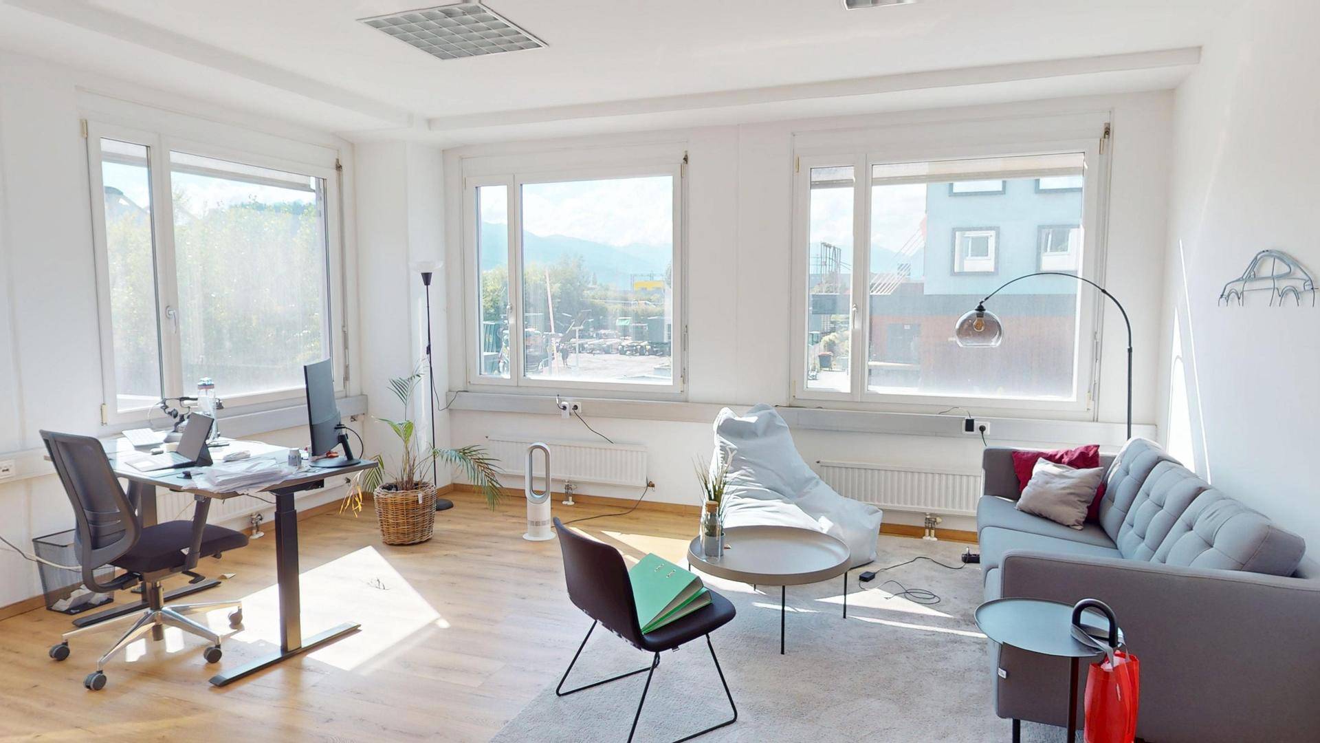 lichtdurchflutetes Eckbüro