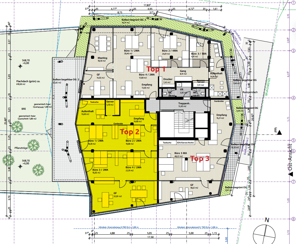 Detaillierter Grundriss des Obergeschosses mit mehreren Büroeinheiten, offenem Layout und Balkonen.