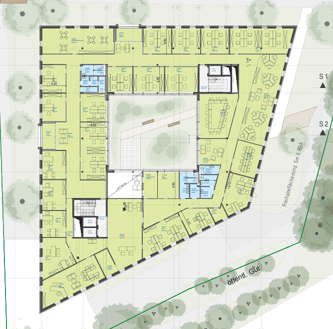 Detaillierter Grundriss einer Etage mit vielen Büroräumen und einem zentralen Innenhof.
