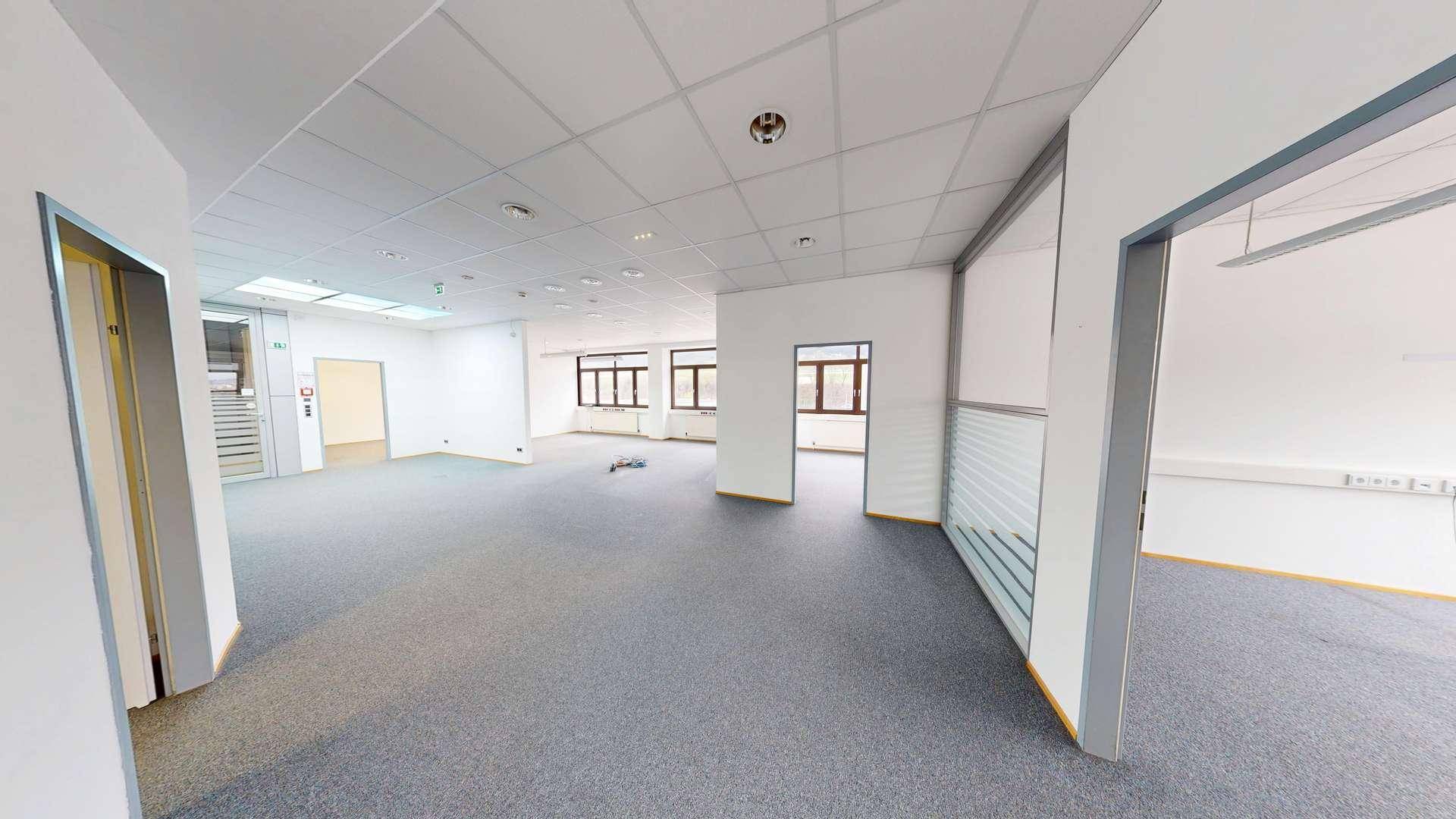 Weitläufiges, leeres Büro mit vielen Fenstern, bietet vielseitige Nutzungsmöglichkeiten und helle Atmosphäre.