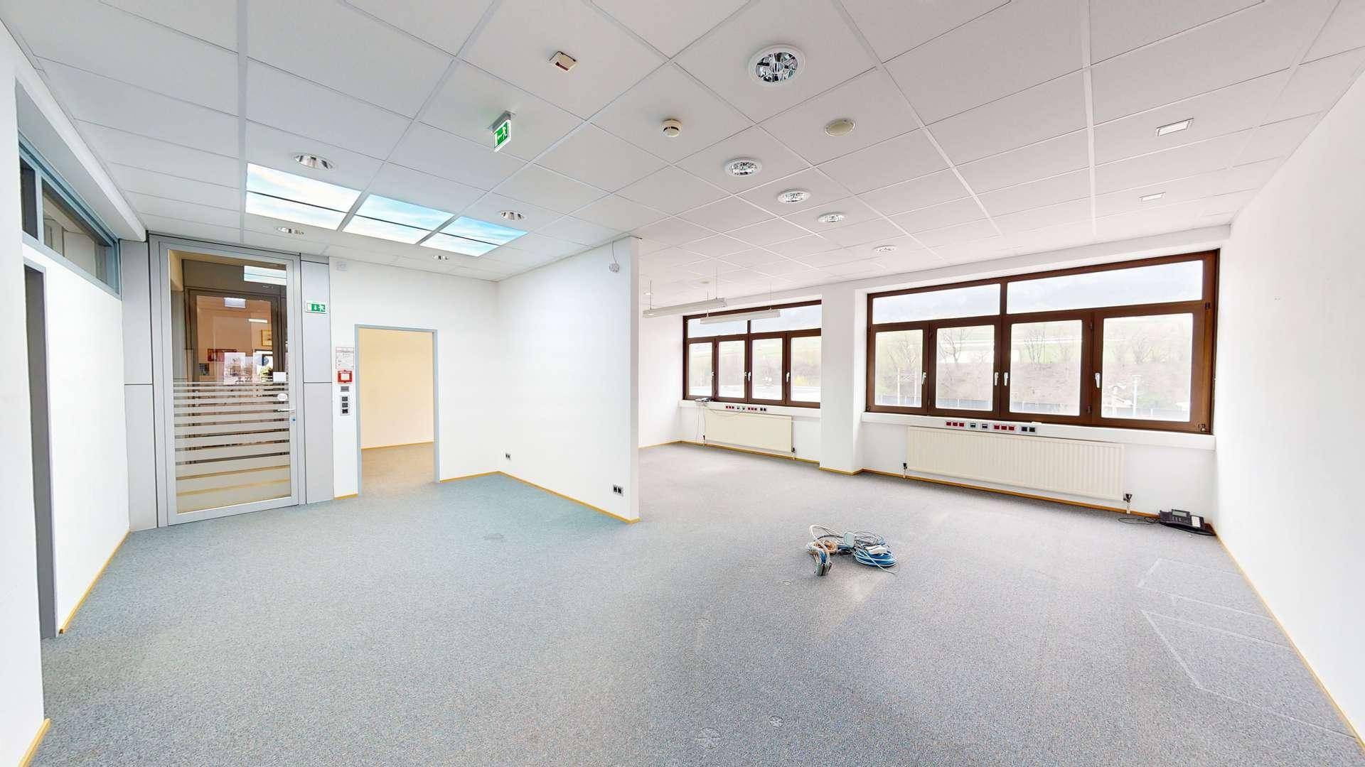 Leeres, helles Büro mit großen Fenstern, bereit für die individuelle Gestaltung und Nutzung.