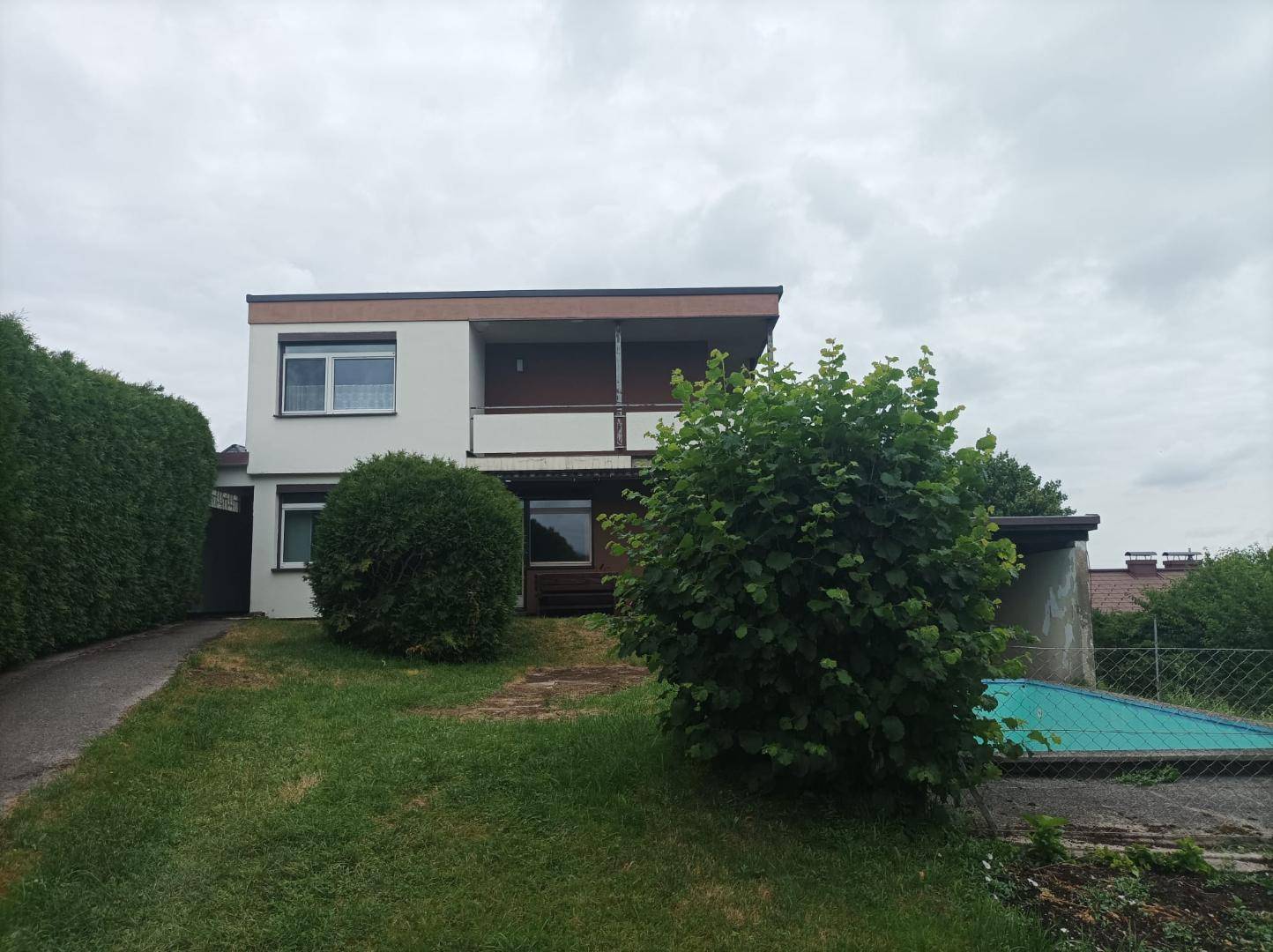 Aussenansicht mit Zufahrt und Pool