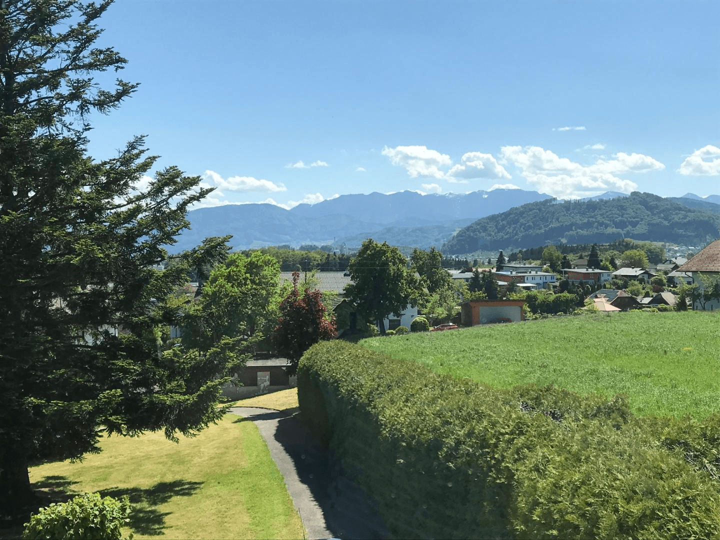 Ausblick vom Balkon Richtung Zufahrt