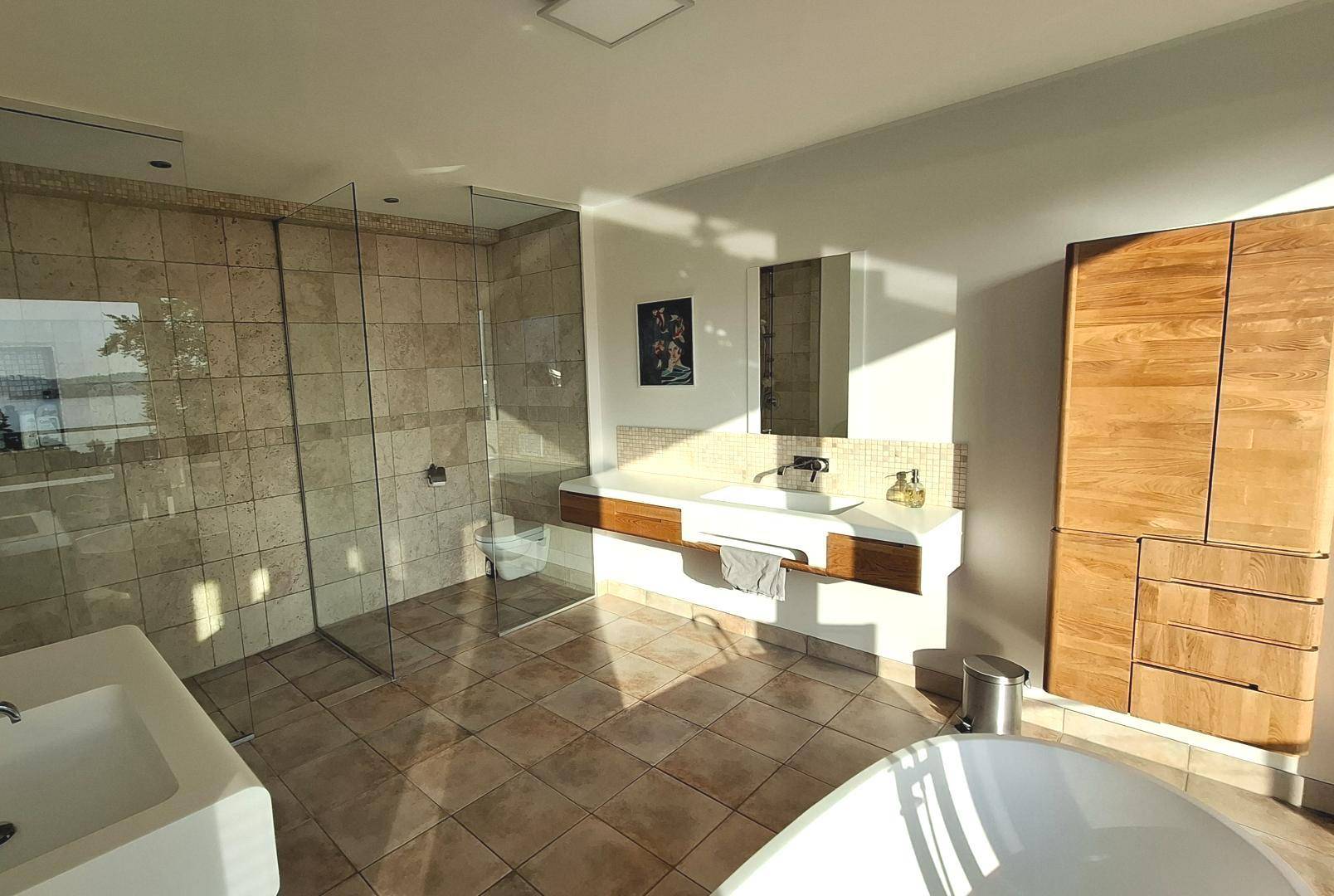 großes Bad mit Wanne, Dusche und WC OG
