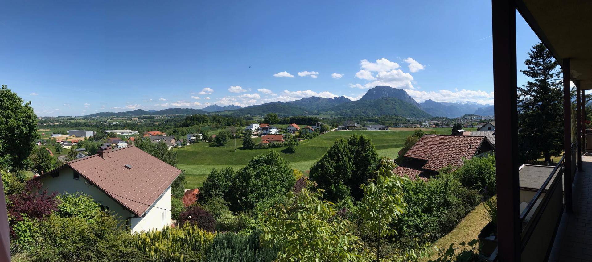 Weitläufiger Panoramablick vom Balkon auf die Bergwelt und die umliegende Natur.