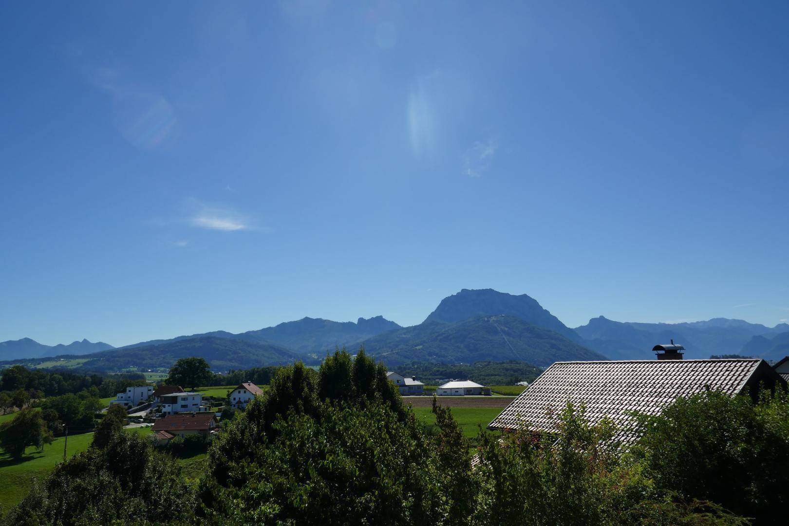 Weitläufiger Ausblick auf die beeindruckende Berglandschaft und grüne Natur.