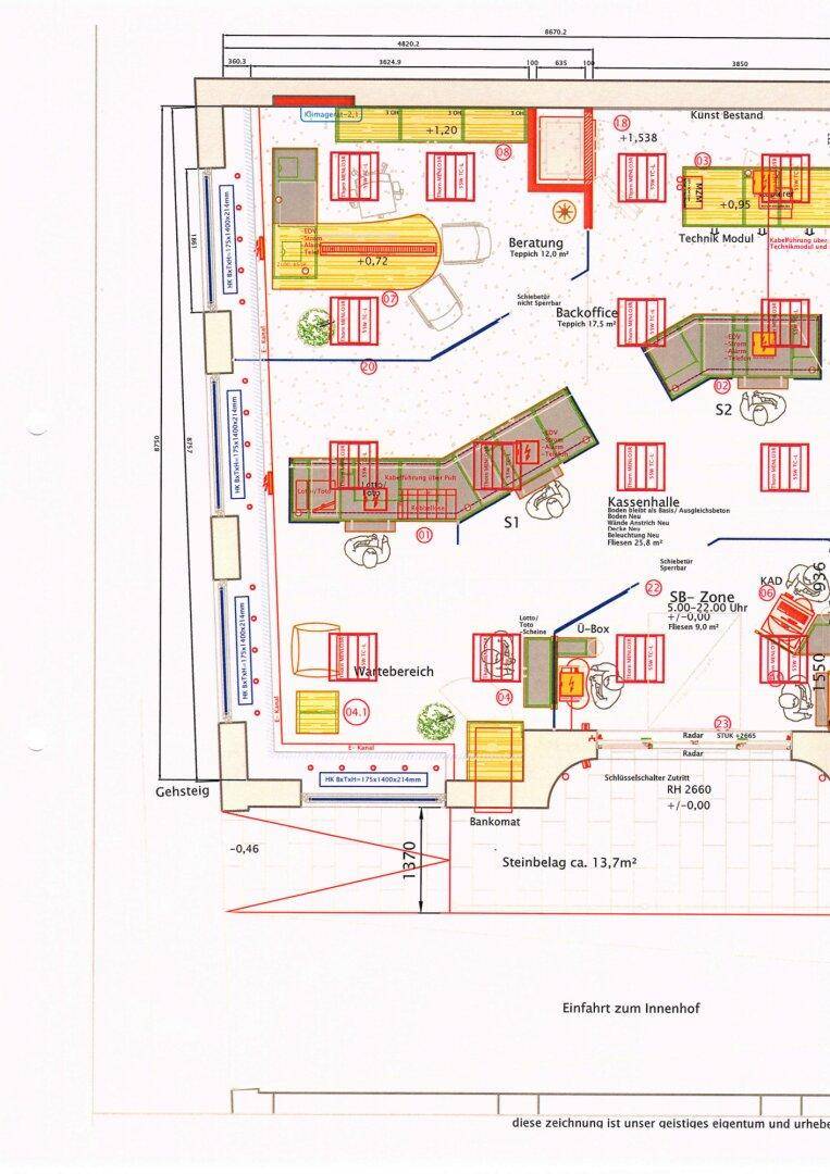 Detaillierter Grundriss des Erdgeschosses mit verschiedenen Funktionsbereichen und Maßen.