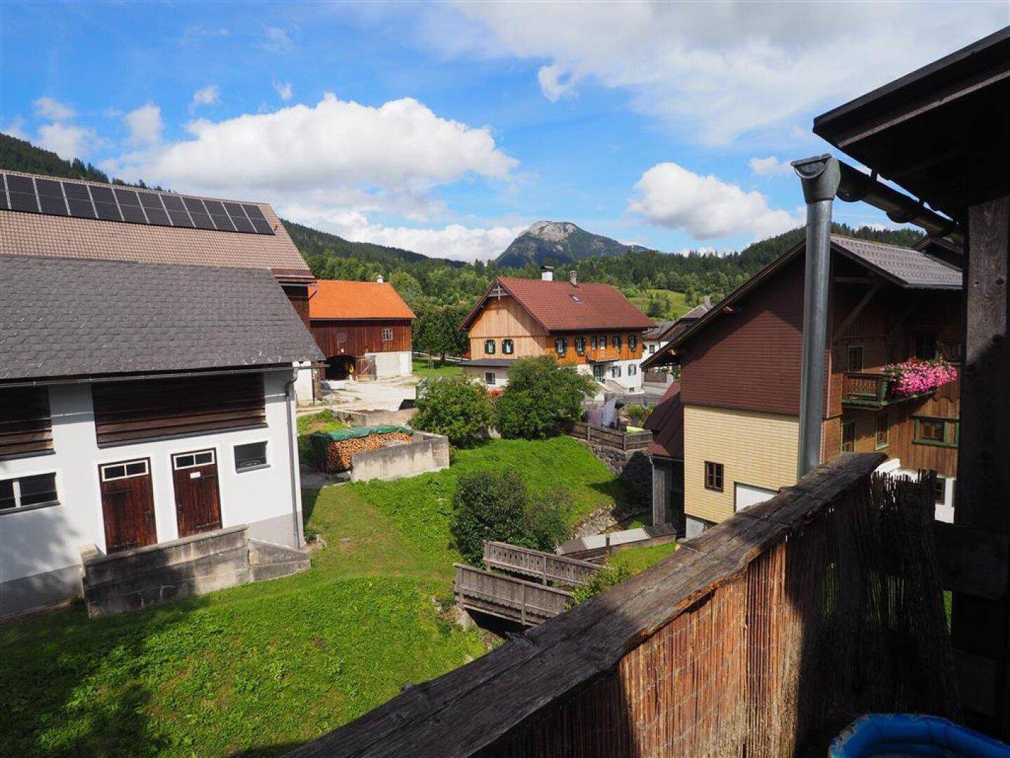Panoramablick vom Balkon auf die umliegende ländliche Siedlung und die Berge.