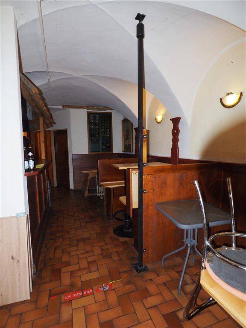 Rustikaler Essbereich mit Gewölbedecke, Holzbänken und Terrakotta-Fliesenboden.