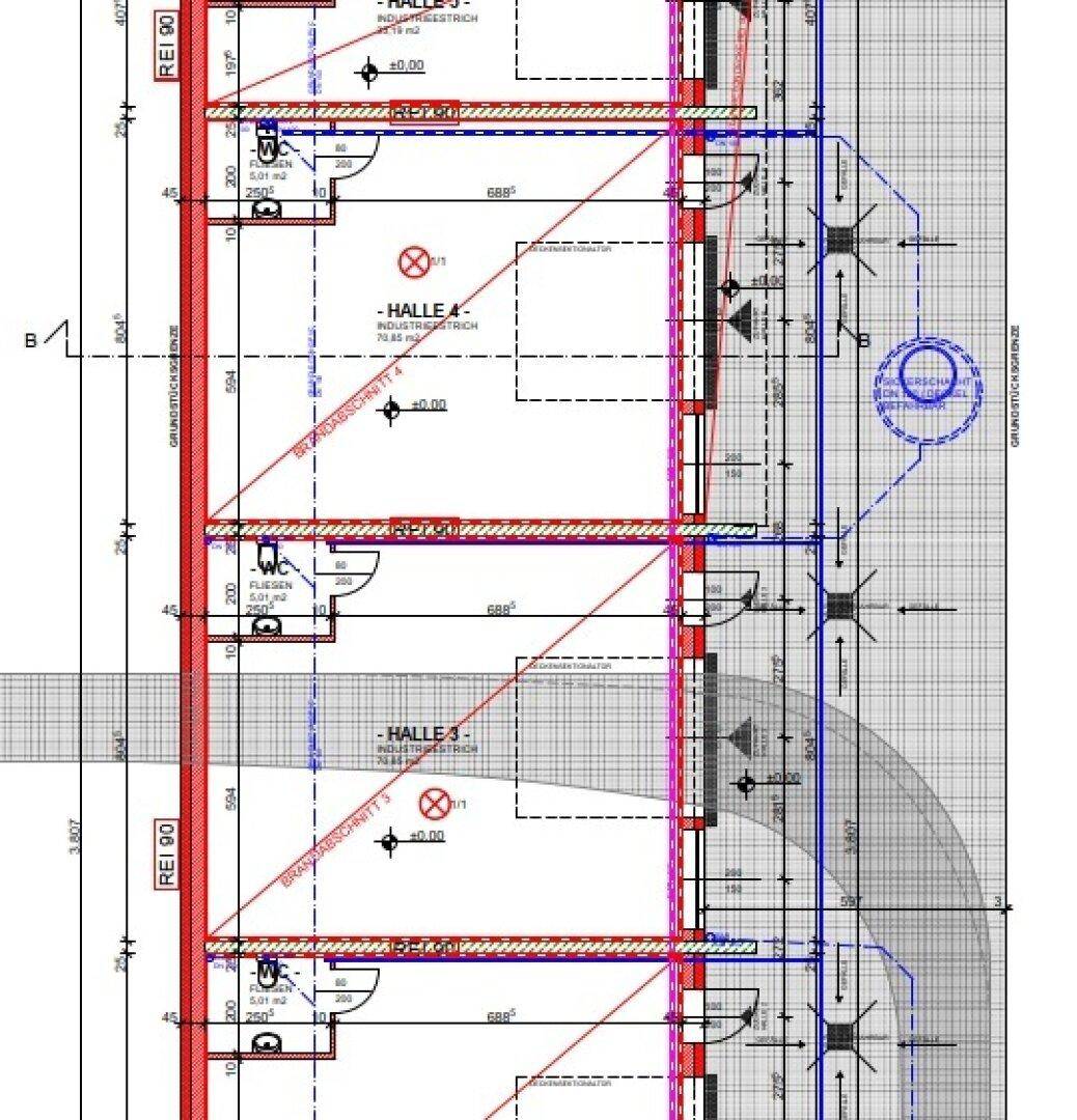 Detaillierter Grundrissplan einer Gewerbehalle mit mehreren Abschnitten und Sanitärbereichen.