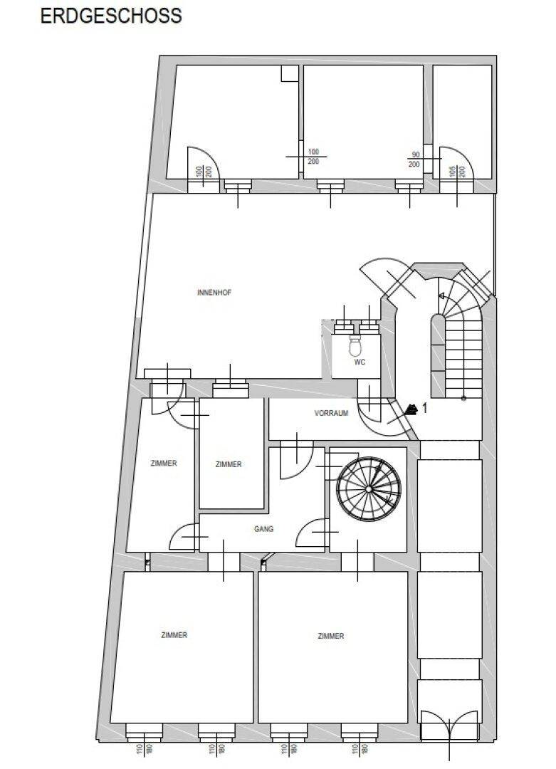 Grundriss des Erdgeschosses mit mehreren Zimmern, einem Innenhof und einem separaten WC.