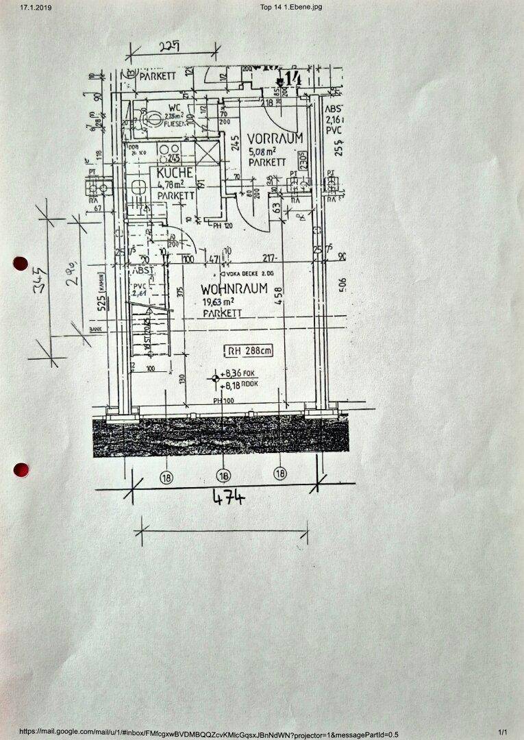 Grundriss der ersten Ebene mit offenem Wohnraum, Küche, Vorraum und Gäste-WC.
