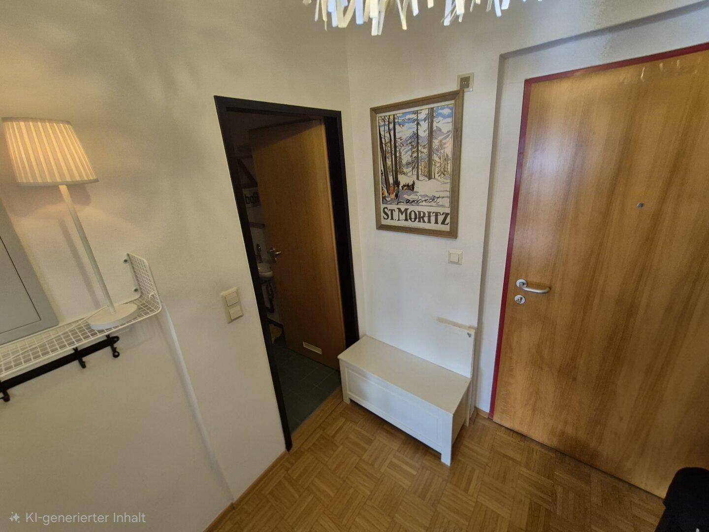 Flur mit Holzboden und Zugang zu weiteren Zimmern, hell und funktional gestaltet.