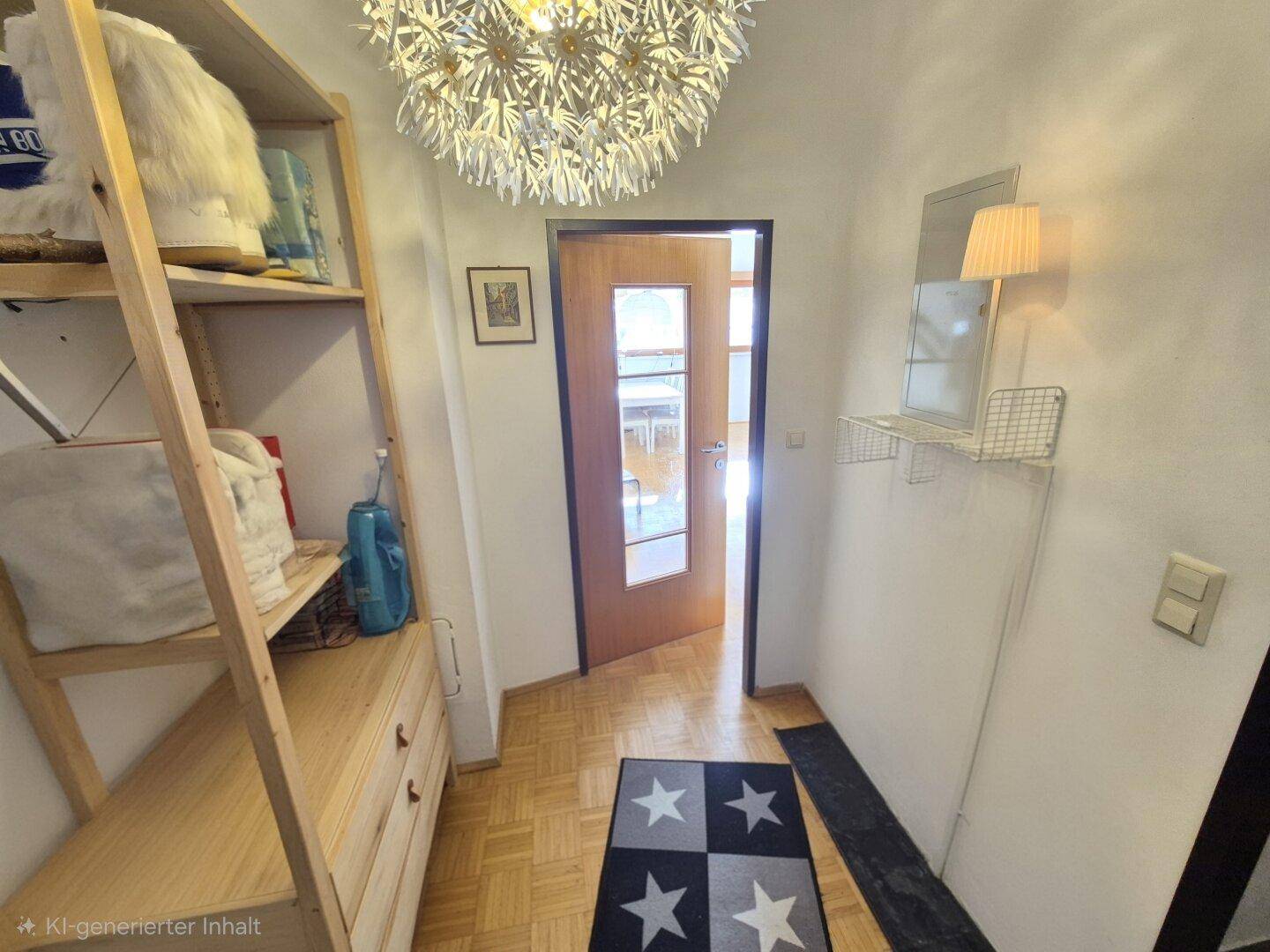 Heller Flur mit Holzboden, praktischem Regal und dekorativer Deckenleuchte.