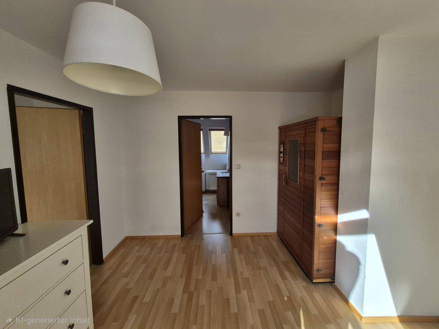 Schlafzimmer mit Holzboden, Sauna und Zugang zu weiteren Räumen.