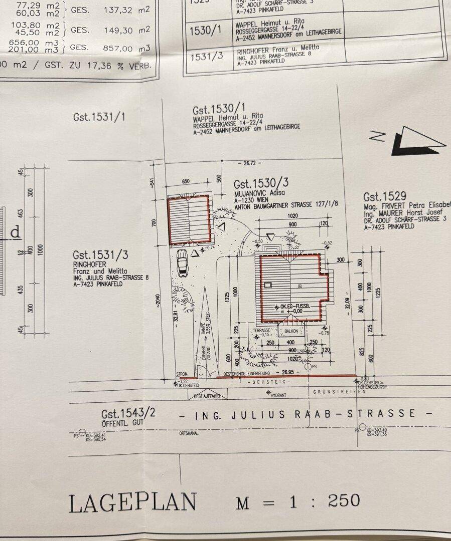 Lageplan des Grundstücks mit eingezeichnetem Gebäude und Zufahrt.