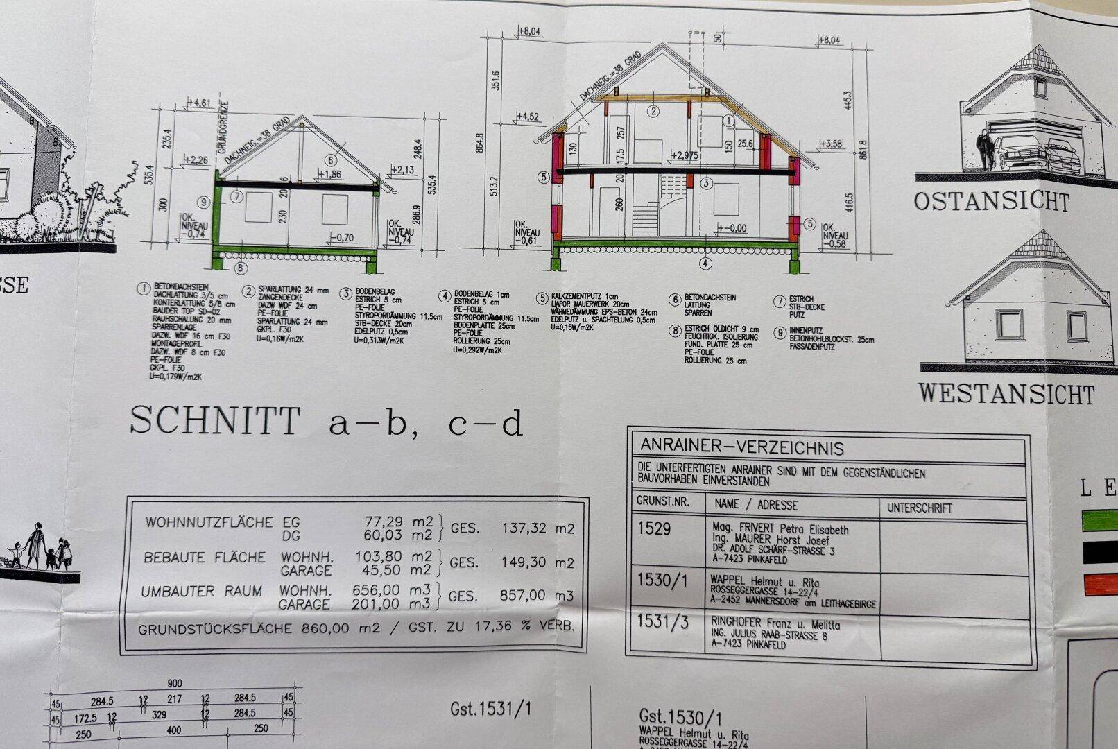 Schnittzeichnung des Hauses mit Details zu den Geschossen und Flächenangaben.