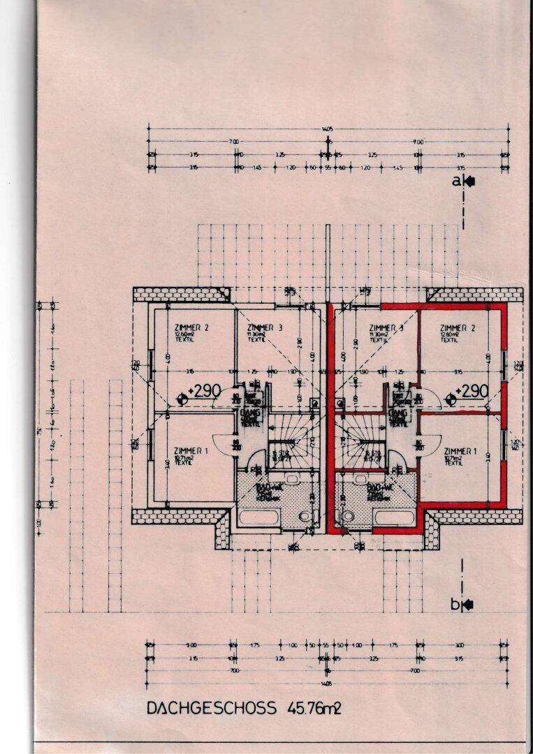 Grundriss des Dachgeschosses mit mehreren Zimmern und Bädern, ideal für Familien.