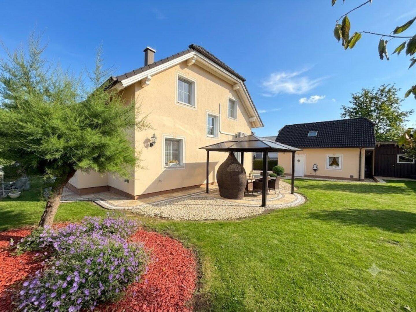 Erstklassiges-Charmantes-Einfamilienhaus in Pinkafeld mit Garten, Garage &amp; moderner Ausstattung! - Widok 2