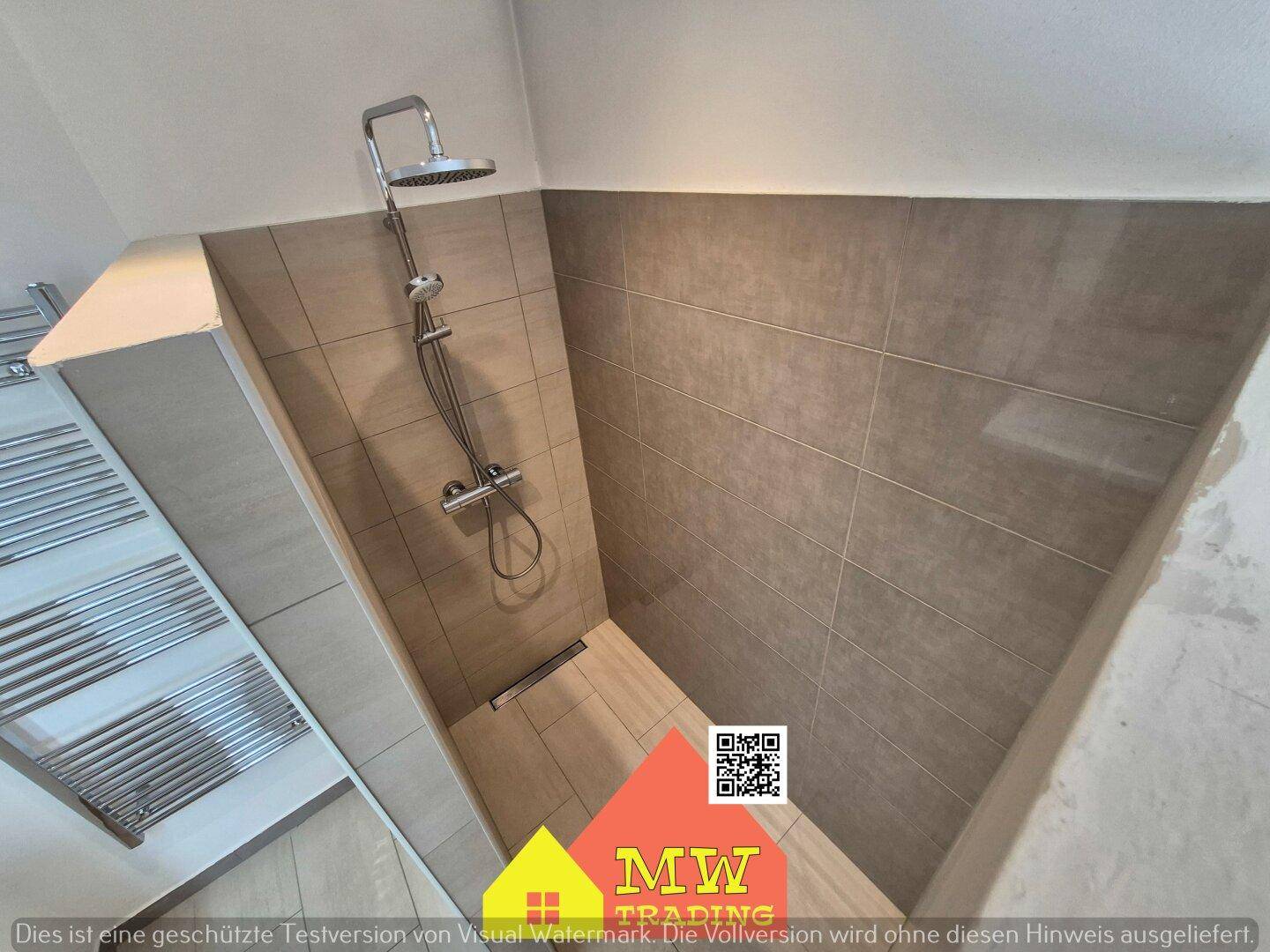 Geräumige, ebenerdige Dusche mit modernen Fliesen und Regenduschkopf im Badezimmer.